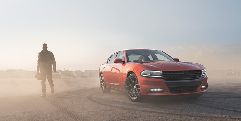 Vista lateral frontal del Dodge Charger R/T Road & Track 2016