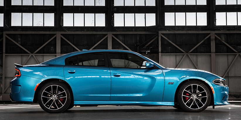 Vista lateral del Dodge Charger R/T Scat Pack 2016