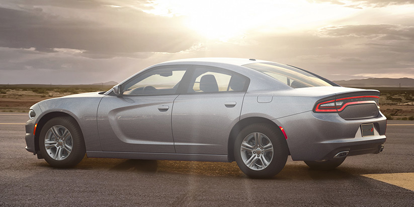 Vista lateral del Dodge Charger SE 2016