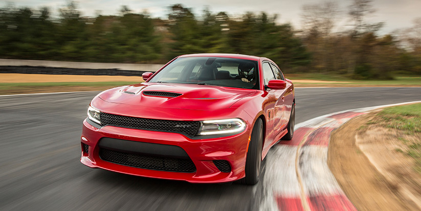 Vista lateral frontal del Dodge Charger SRT Hellcat 2016