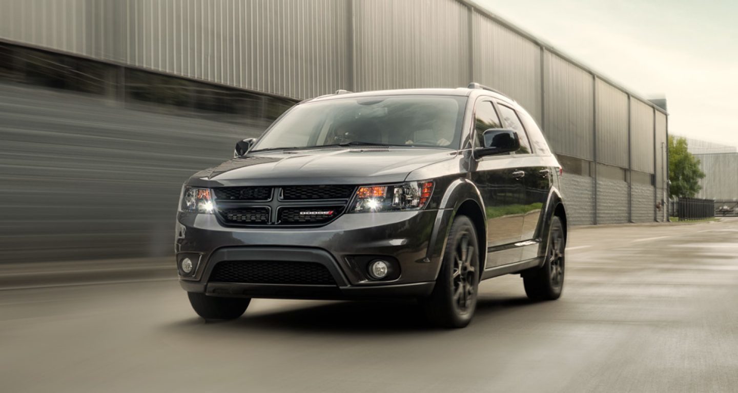 Mostrar Vista frontal de medio perfil del Dodge Journey 2019 en un área