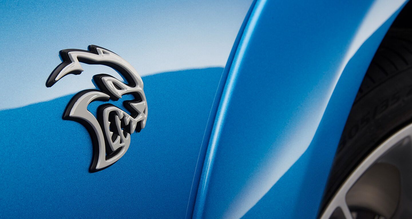 Se muestra el emblema Hellcat en el Dodge Charger SRT Hellcat Widebody Daytona 50th Anniversary Edition 2020.