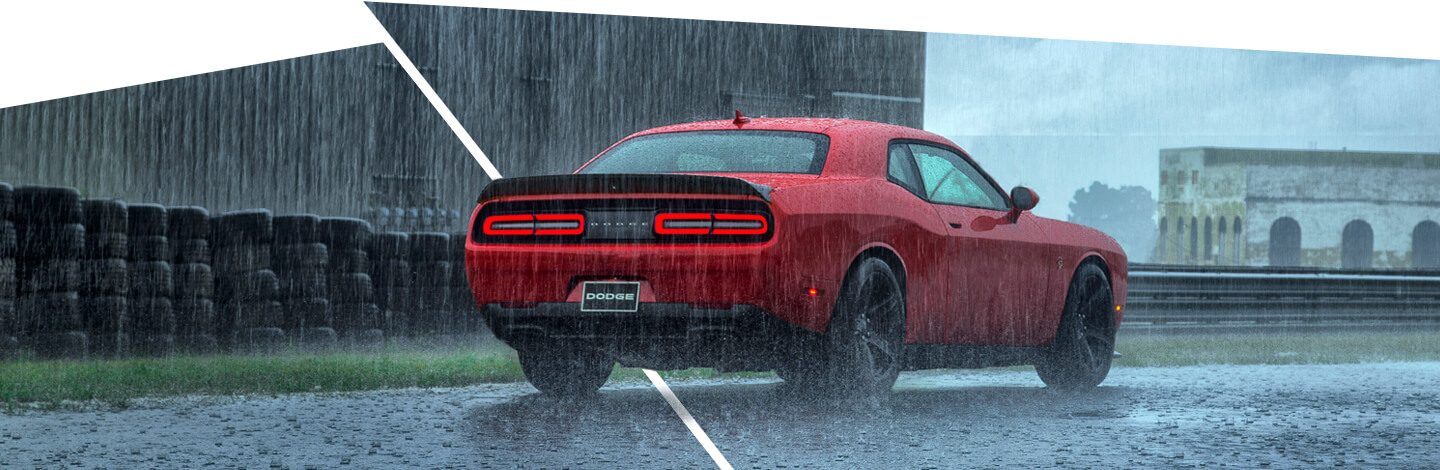 Un Dodge Challenger SRT Hellcat 2021 andando bajo una lluvia torrencial.