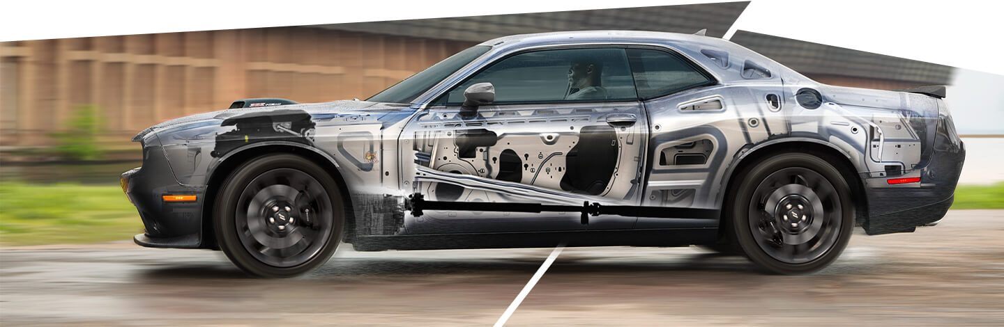 Una vista con transparencia que deja ver el chasis de seguridad del Dodge Challenger 2021.