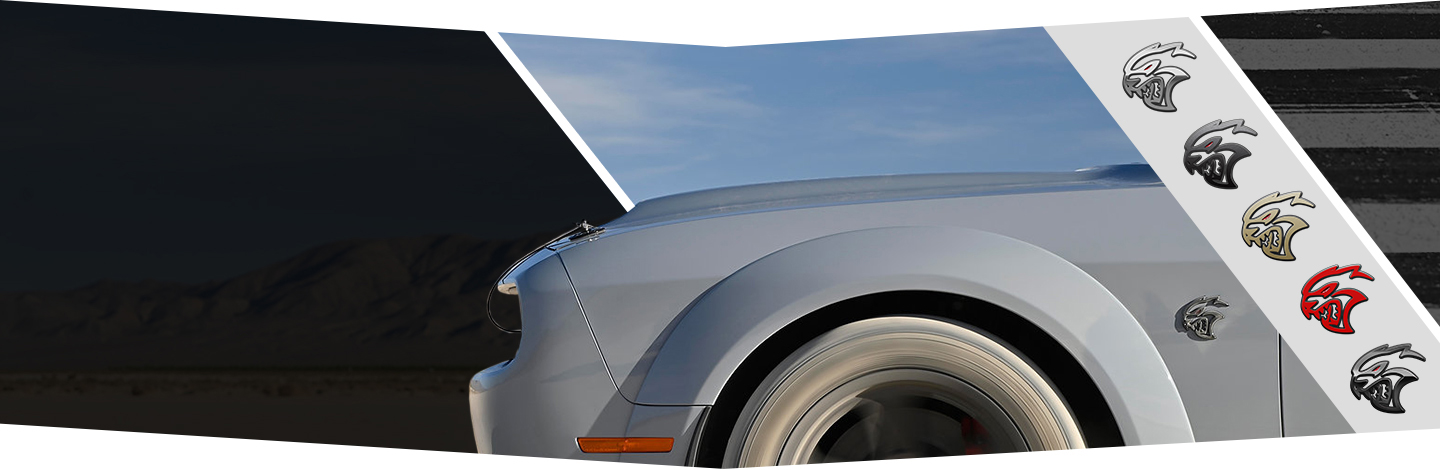 El emblema Hellcat del Dodge Challenger 2022 se observa en cinco colores diferentes.