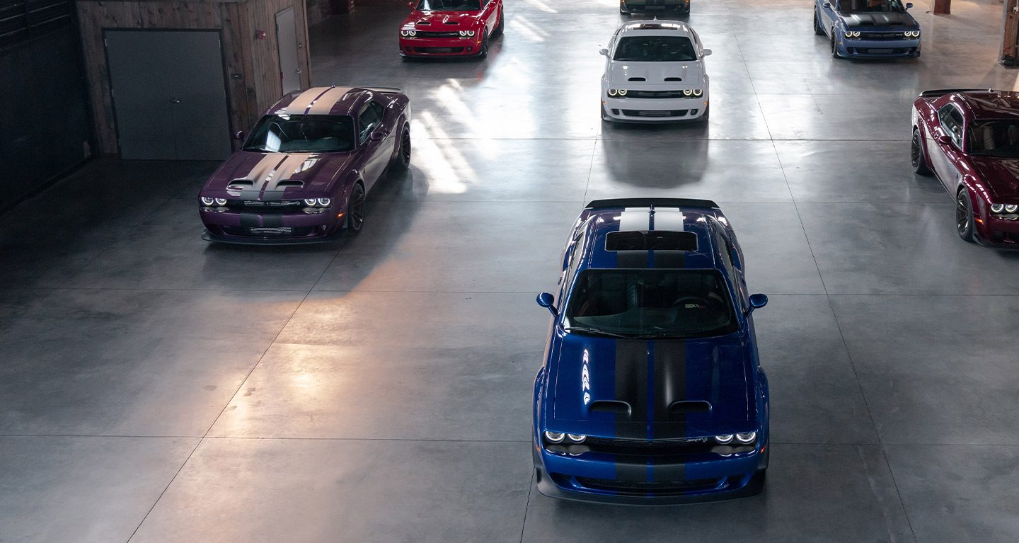 Toma desde arriba de siete modelos de Dodge Challenger SRT 2022 en varios colores.