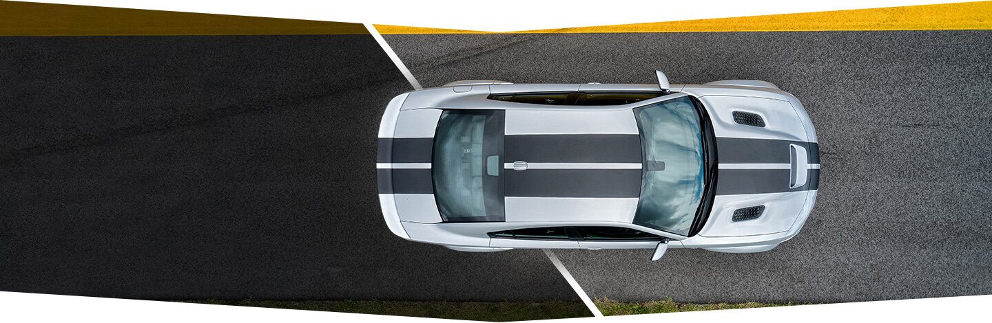 Vista aérea del 2022 Dodge Charger SRT Hellcat Widebody que muestra dos franjas de carrera a lo largo del capó, el techo y la cajuela.