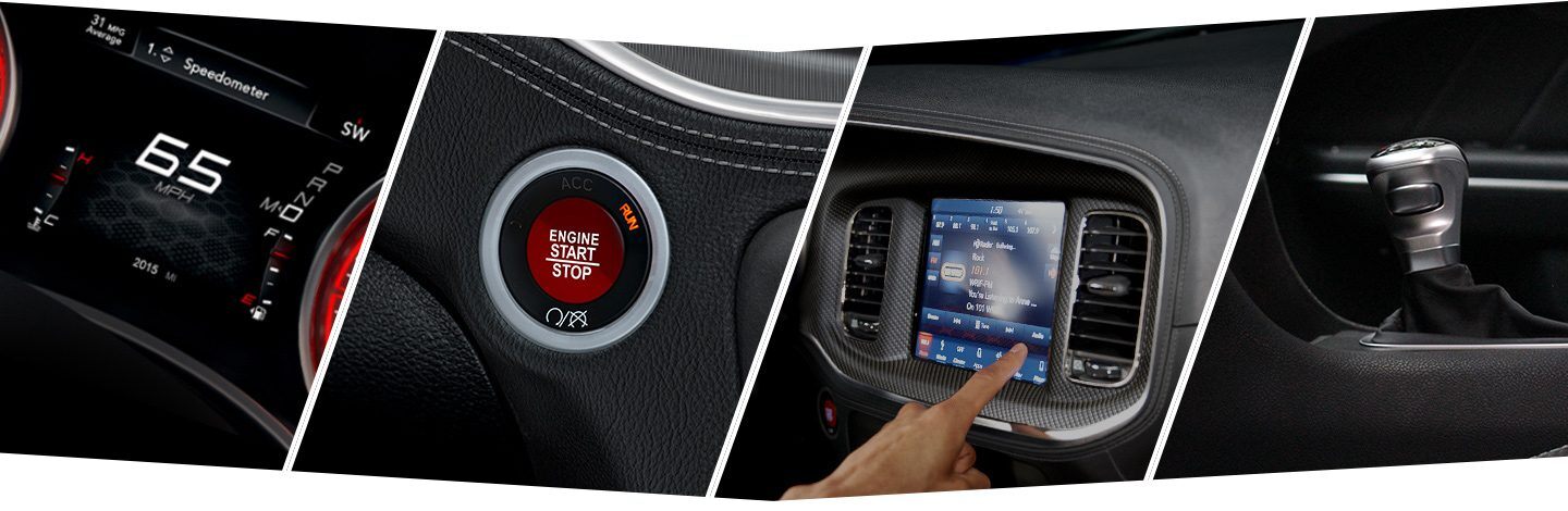 La pantalla digital con información para el conductor en el panel de instrumentos del Dodge Charger 2022 mostrando la velocidad del vehículo de 65 mph. El botón de encendido/apagado. Uconnect 4C Nav mostrando la radio SiriusXM. Palanca de cambios de desempeño.