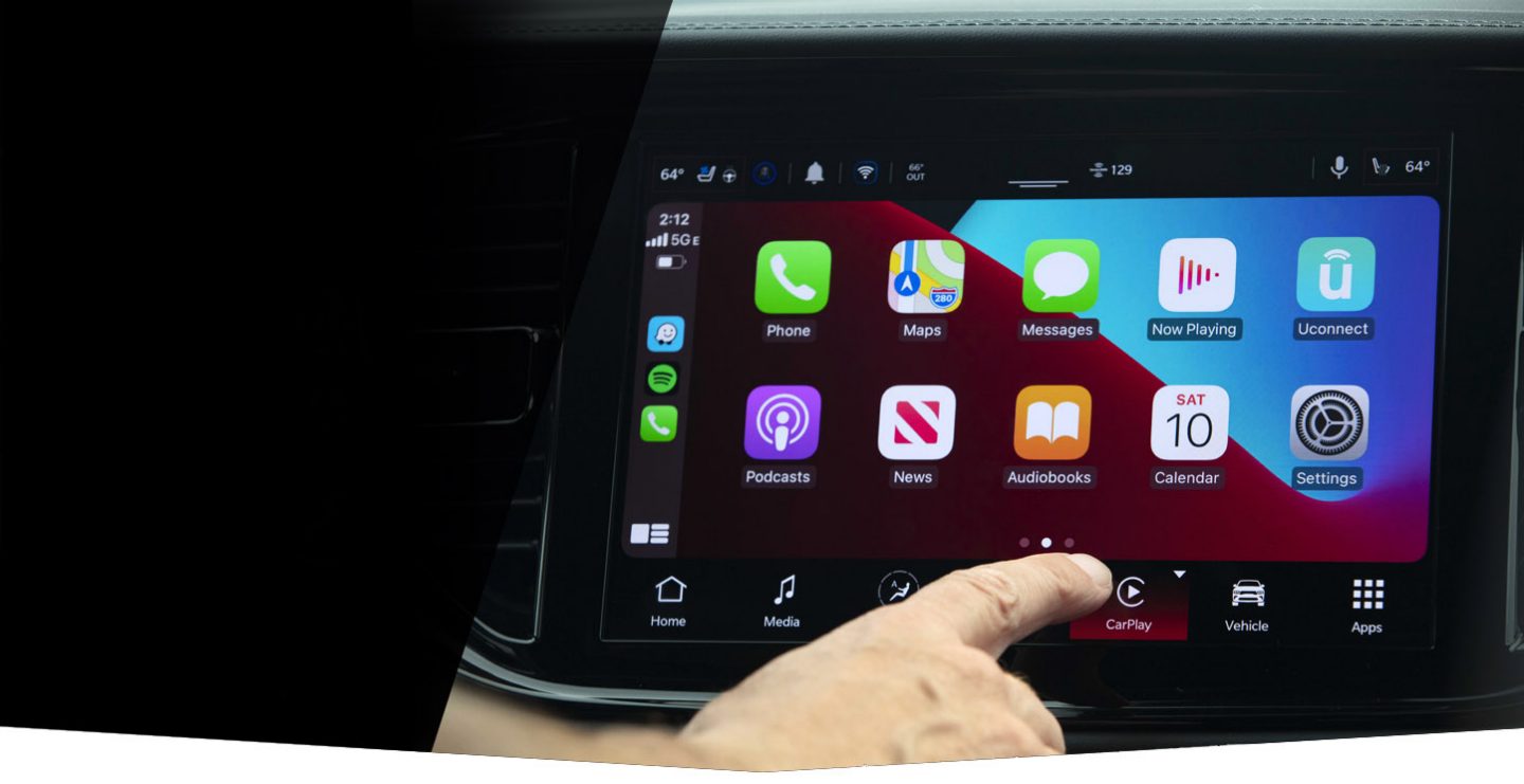 La pantalla táctil del Dodge Durango 2022 muestra los indicadores de refrigerante, aceite, admisión de aire y temperatura del aceite de la transmisión.