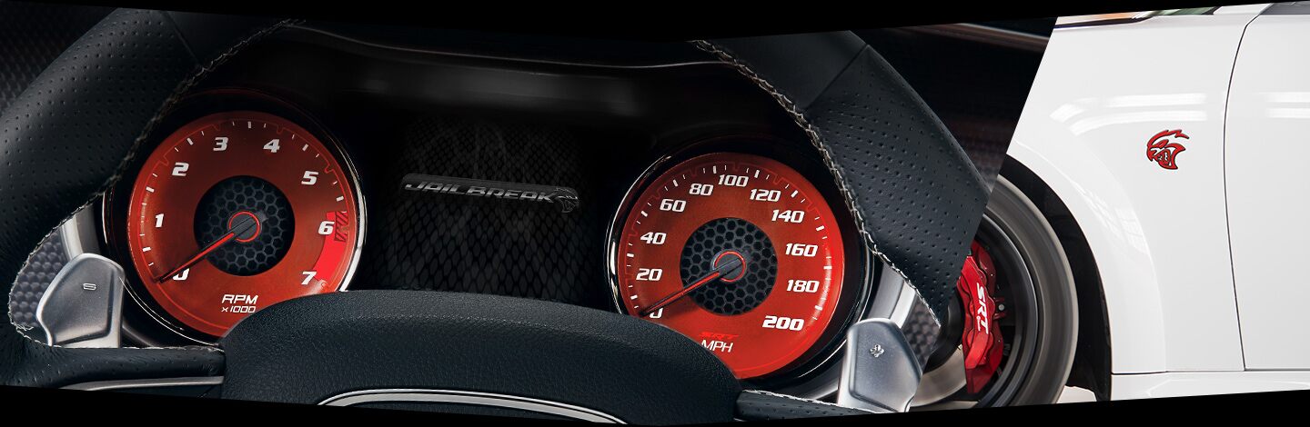 Un collage de dos imágenes del Dodge Charger Jailbreak 2022 que muestra los indicadores en Devilish Red dentro del vehículo y el emblema rojo de Hellcat en el exterior.