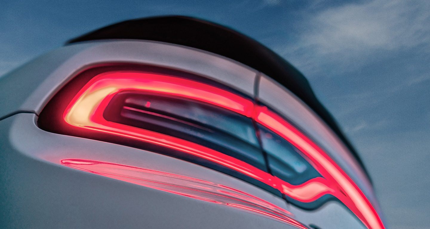 Primerísimo primer plano de la luz trasera de un Dodge Charger 2023.