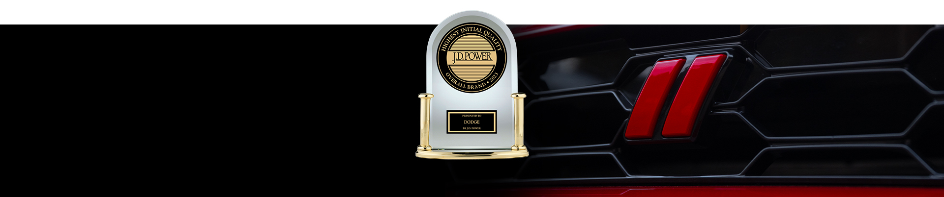 Primerísimo primer plano de la parrilla de un Dodge Hornet GT y el premio J.D. Power. Highest Initial Quality Overall Brand 2023 – Presented to Dodge by J.D. Power.