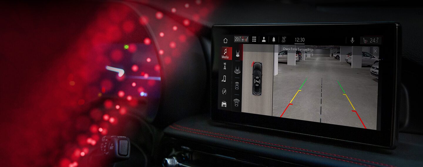 Primer plano de la pantalla táctil Uconnect del Dodge Hornet 2023 que muestra la salida de la cámara de visión envolvente.