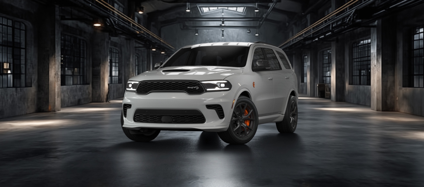 Un Dodge Durango SRT Hellcat Jailbreak 2026 blanco estacionado en un almacén.