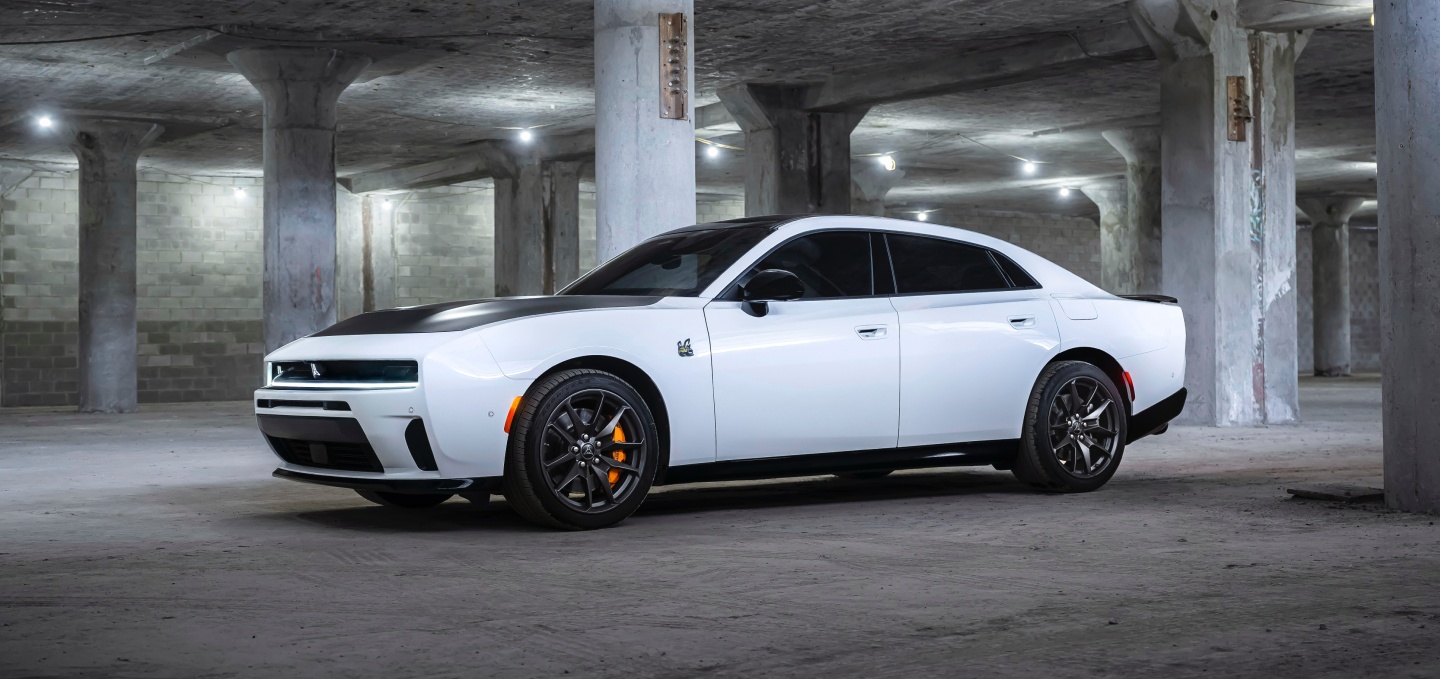 Un Dodge Charger Daytona Scat Pack 2027 blanco con inserción negra en el capó.