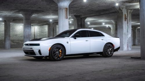 Un Dodge Charger Daytona Scat Pack 2027 blanco con inserción negra en el capó.