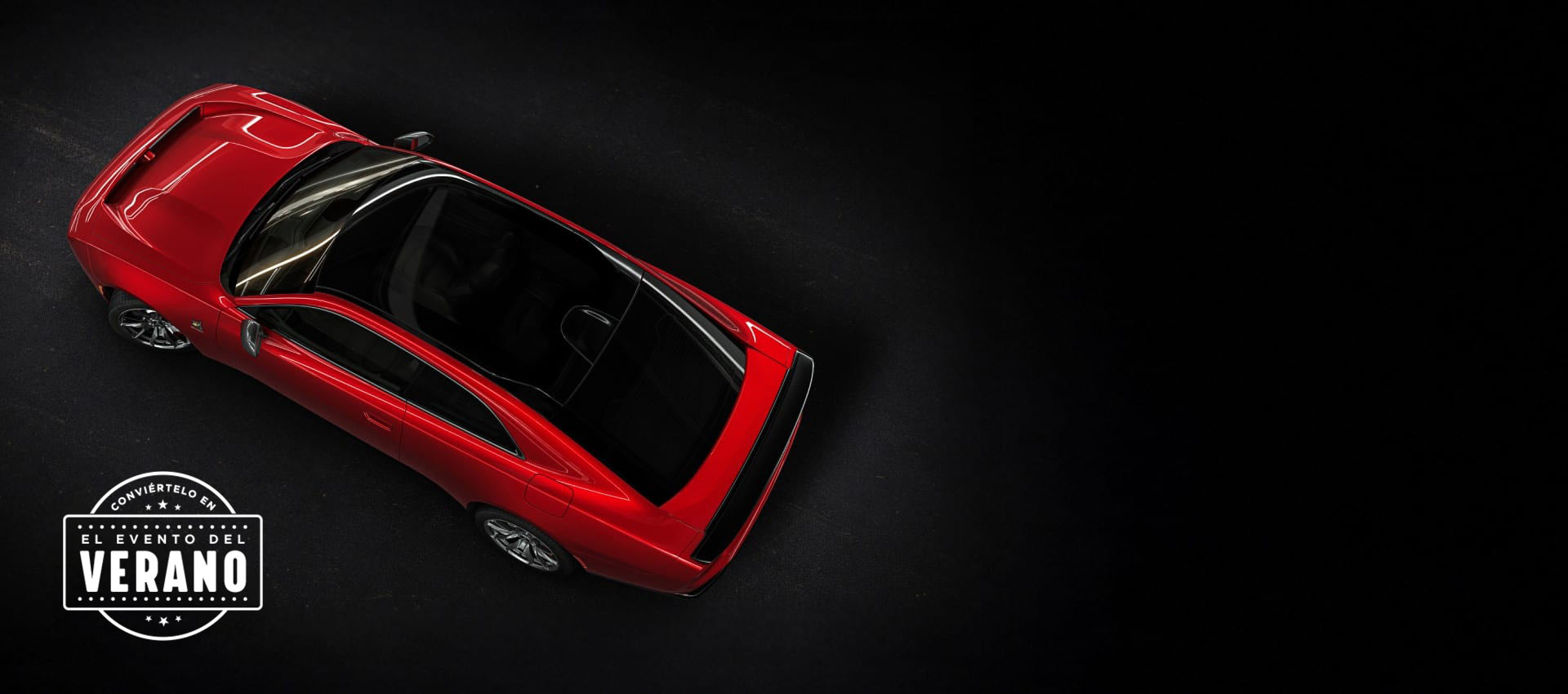 Ángulo superior de un Dodge Charger Scat Pack 2024 rojo de última generación en el que se destaca el techo corredizo de vidrio panorámico. Conviértelo en el evento del verano.