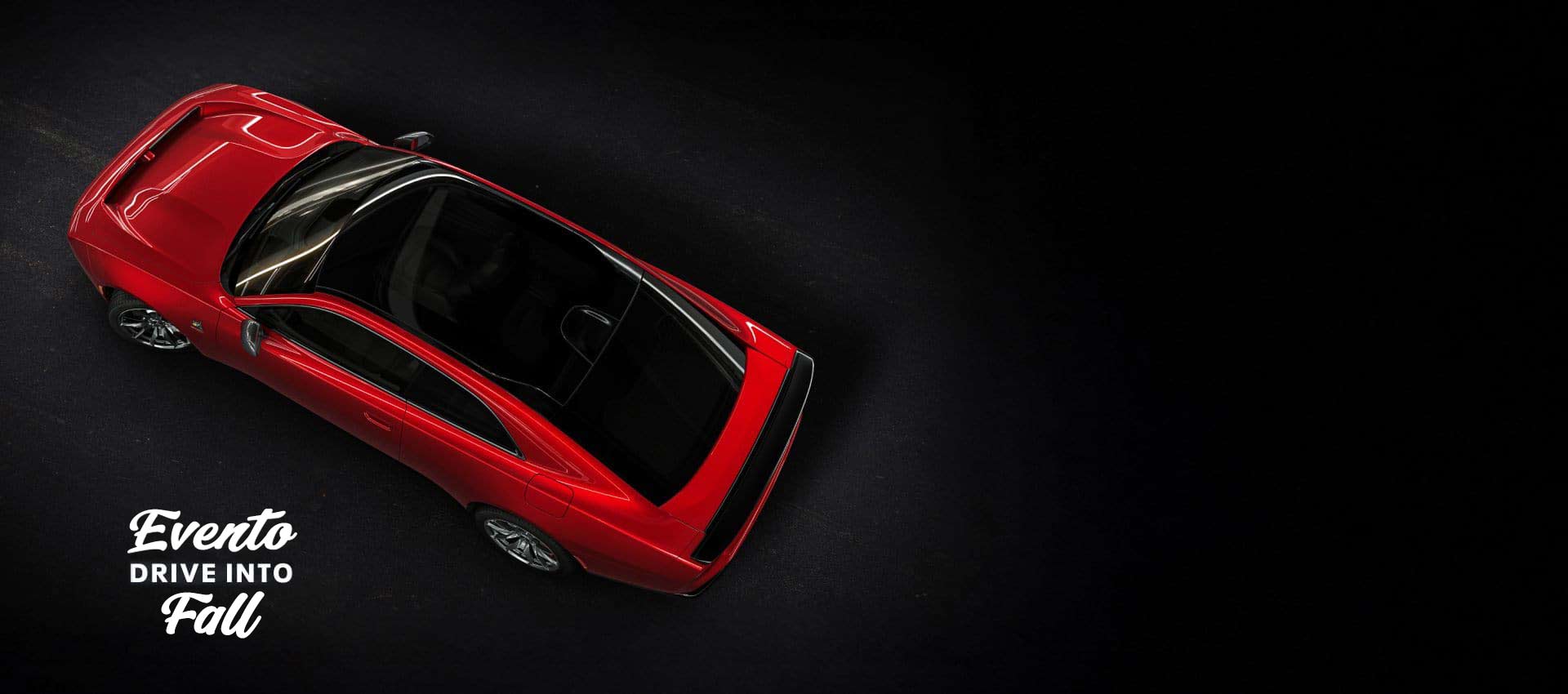 Ángulo superior de un Dodge Charger Scat Pack 2024 rojo de última generación en el que se destaca el techo corredizo de vidrio panorámico. Evento Drive into Fall.
