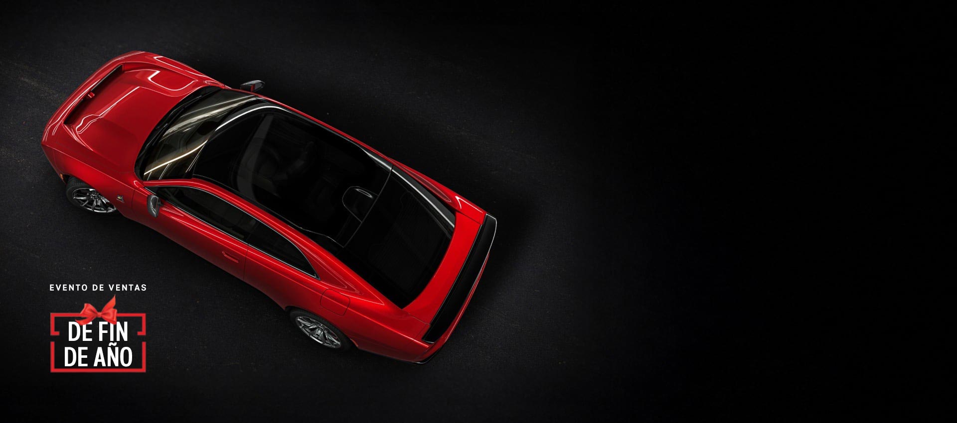 Ángulo superior de un Dodge Charger Scat Pack 2024 rojo de última generación en el que se destaca el techo corredizo de vidrio panorámico. Evento de ventas de fin de año.