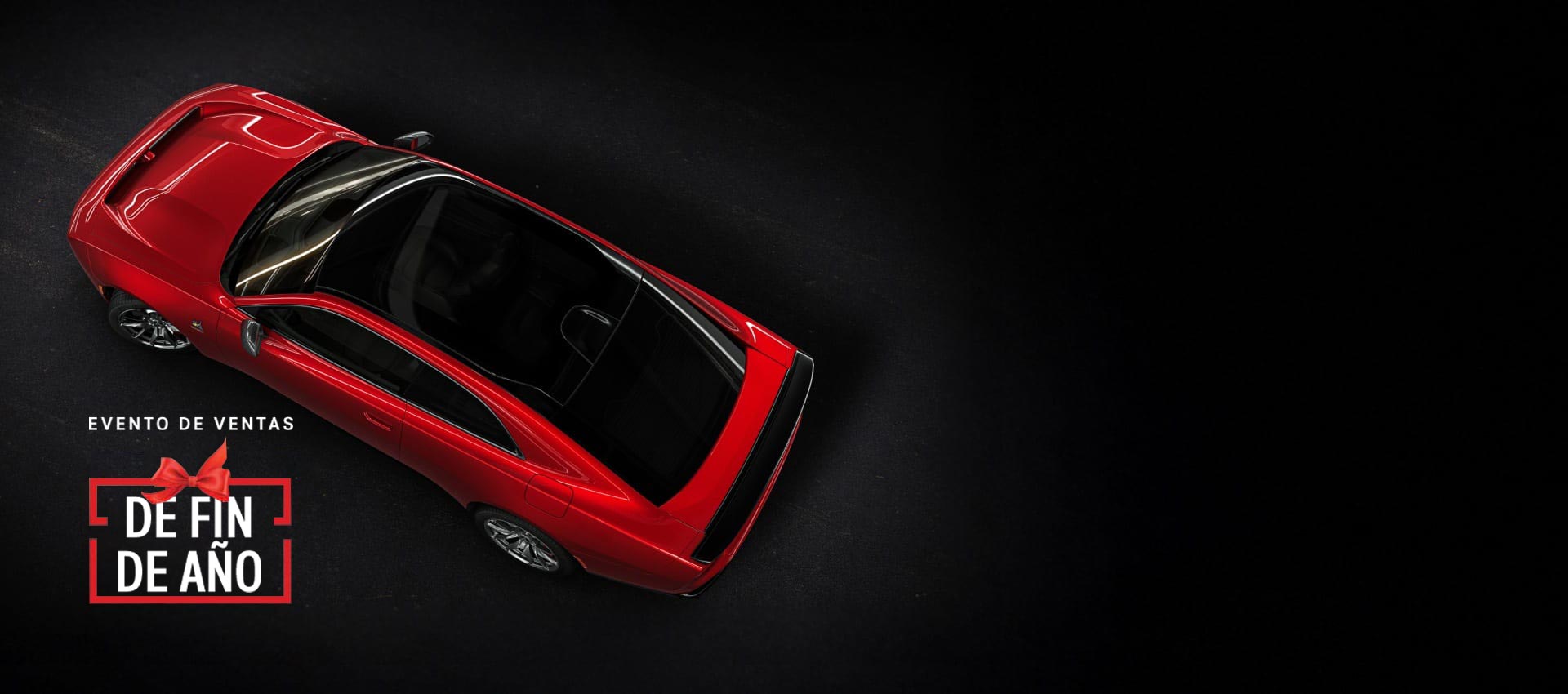 Ángulo superior de un Dodge Charger Scat Pack 2024 rojo de última generación en el que se destaca el techo corredizo de vidrio panorámico. Evento de ventas de fin de año.