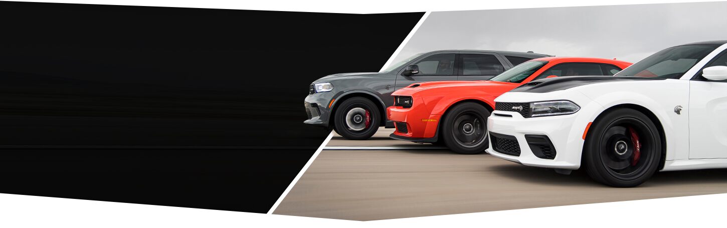 Una vista de perfil de la línea de la marca Dodge, de izquierda a derecha: a un Durango SRT Hellcat 2021 gris, un Challenger SRT Super Stock 2021 rojo y un Charger SRT Hellcat Redeye Widebody 2021 blanco.