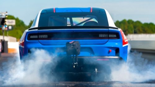 El alerón trasero de un Dodge Charger Scat Pack 2027 blanco.
