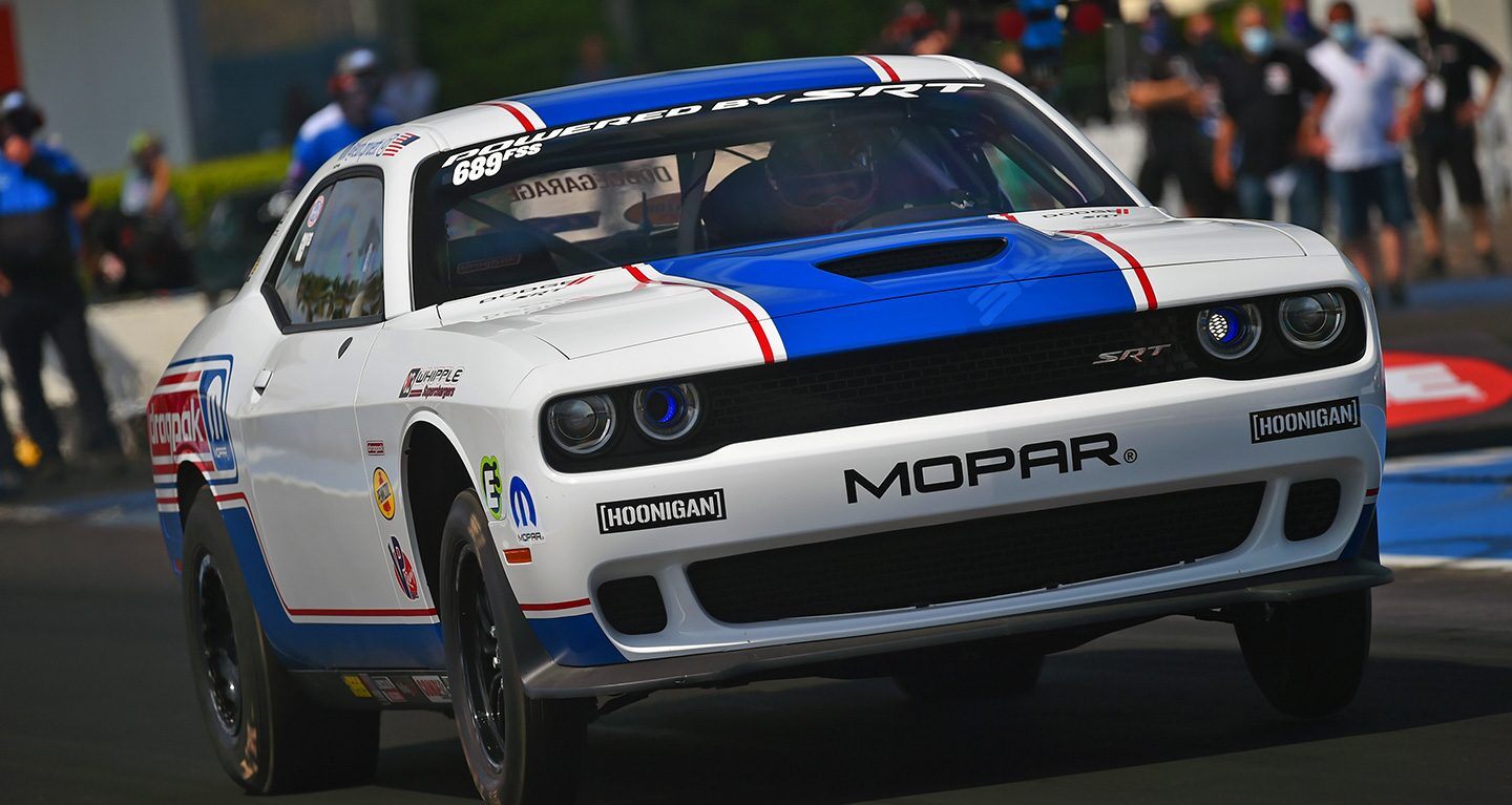 Se muestra un Challenger Pro Stock Super Street azul y blanco en una pista de carreras.