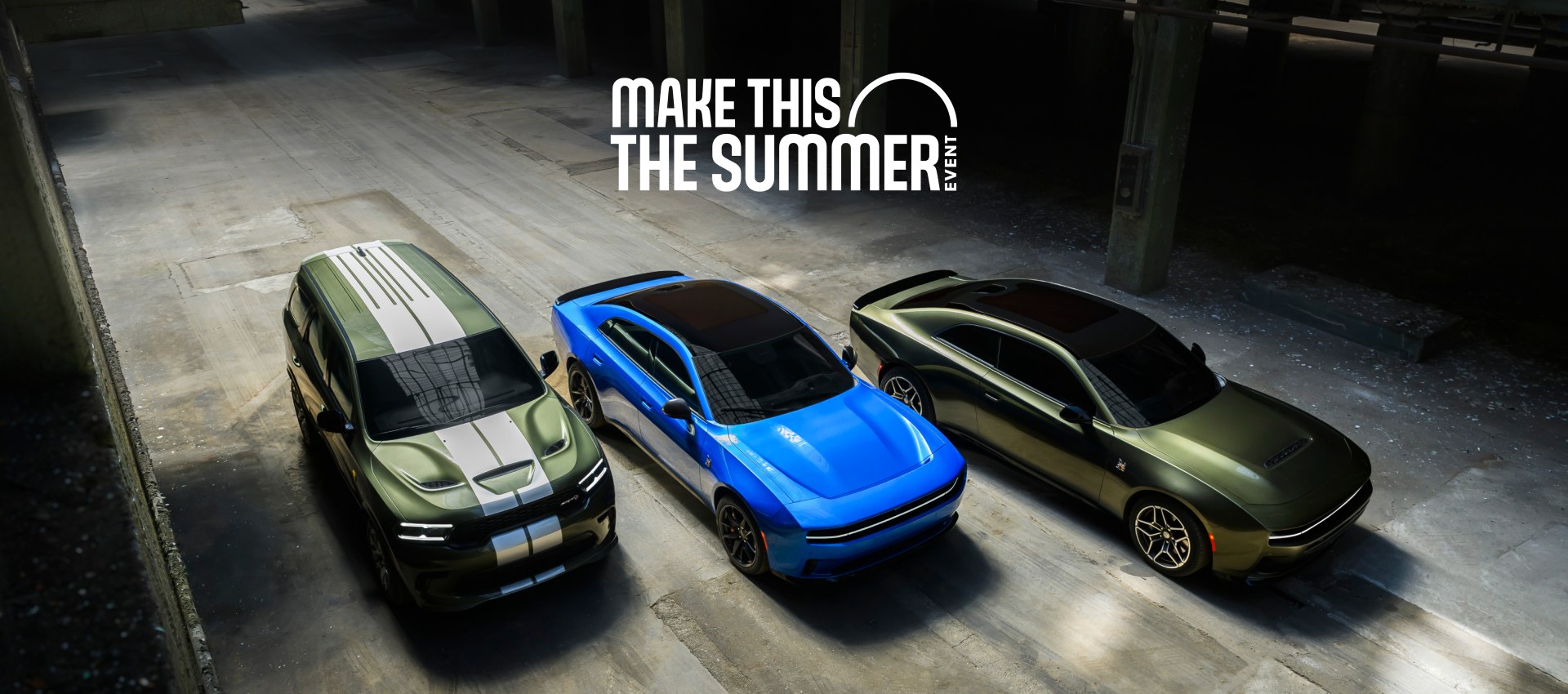 De izquierda a derecha: un Durango SRT Hellcat verde con dos franjas centrales blancas, un Charger Daytona Scat Pack azul y un Charger Scat Pack verde. Conviértelo en el evento del verano.