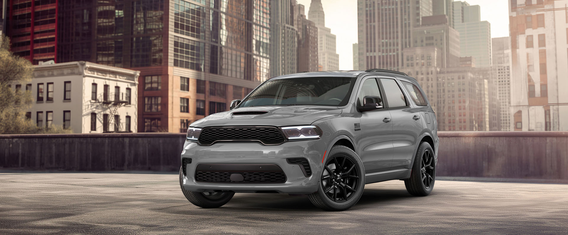 Se muestra el Dodge Durango GT America250 edition 2026 en Destroyer Gray, incluye una bandera americana, emblema y calcomanía de A250.