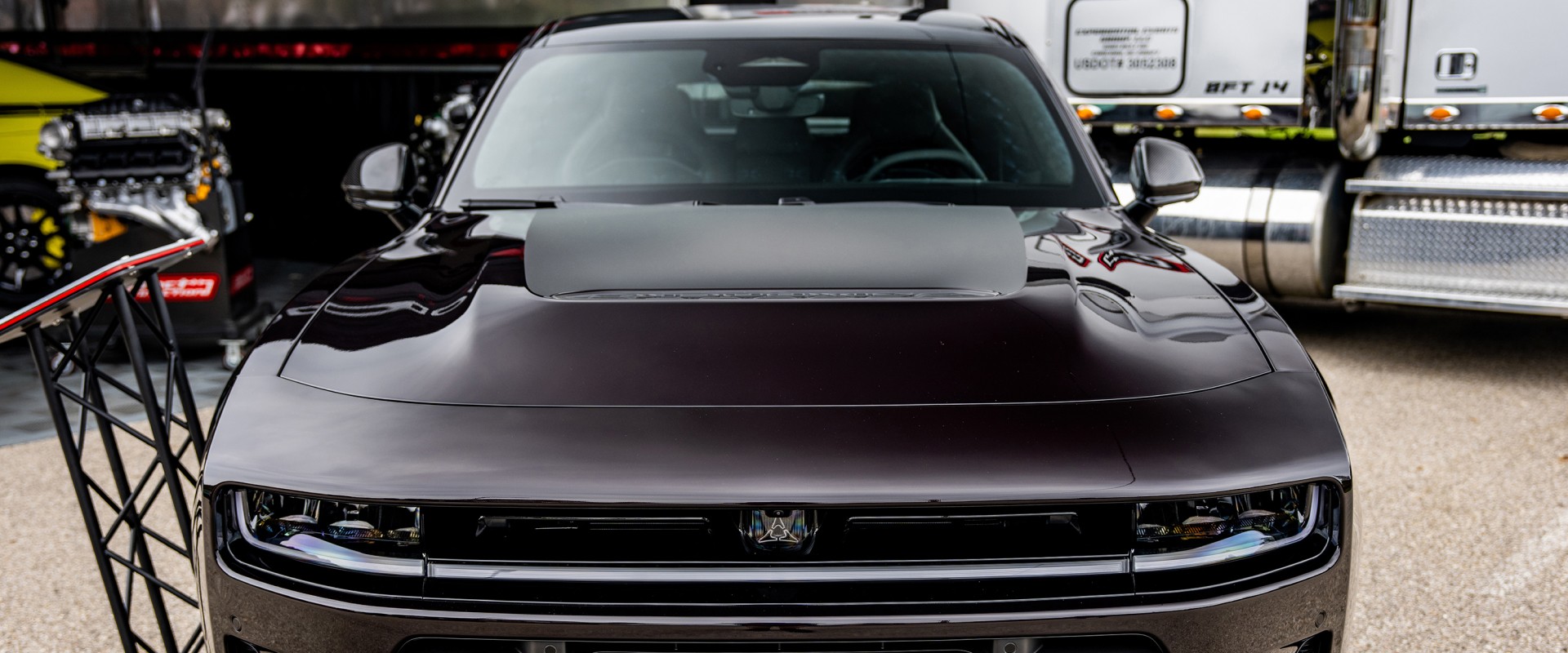 Dodge amplía las opciones de personalización del Charger con la incorporación de Red Oxide, un nuevo color exterior rojo oscuro e intenso que ya está disponible en toda la gama del Dodge Charger 2027.