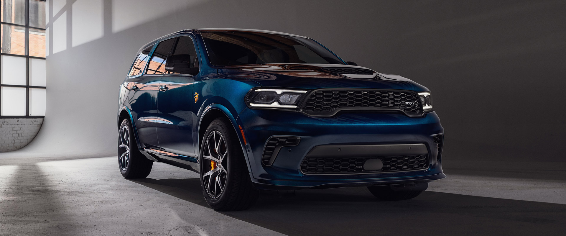 Dodge amplía las opciones de personalización del Dodge Durango 2027 con motor HEMI® en After Dark, un nuevo color exterior azul metálico intenso para el SUV deportivo de tres filas de asientos de la marca.