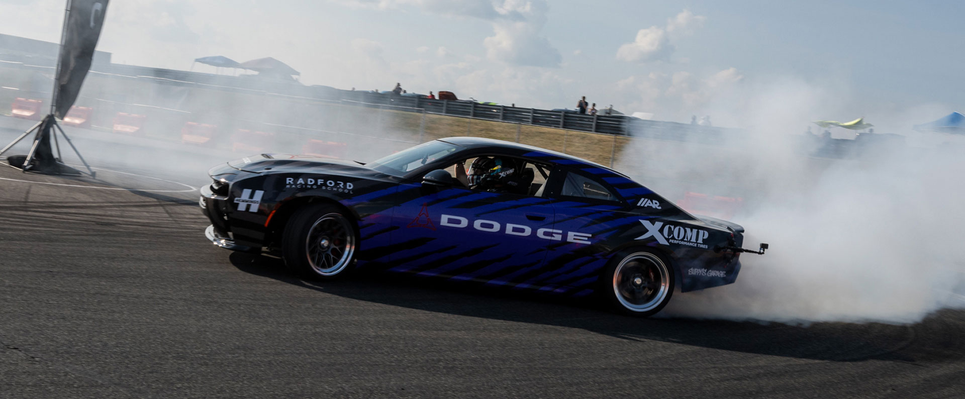 Imágenes para Los autos de drift Dodge Charger Scat Pack con la potencia del Hemmings SIXPACK se dirigen al oeste, listos para emocionar multitudes en el evento Laguna Seca GRIDLIFE