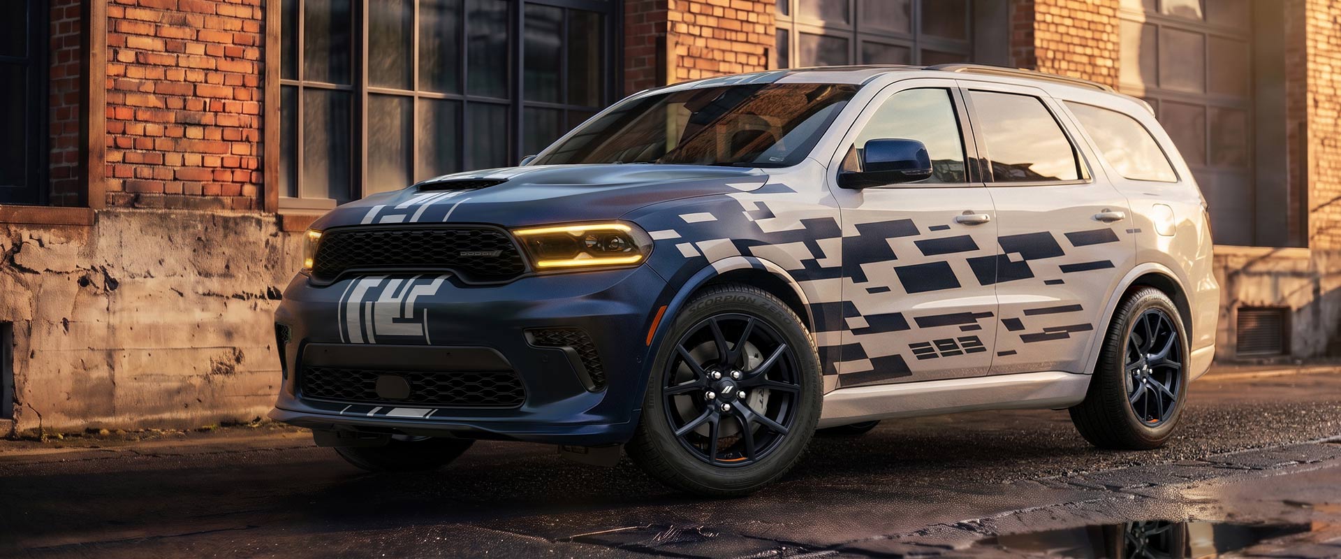 El nuevo Dodge Durango R/T 392 Smokescreen Concept transforma el SUV de alta potencia de tres filas de la marca en una declaración visual de potencia, energía y movimiento.